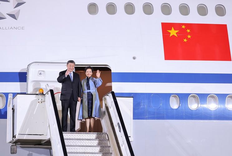 习近平会见塞尔维亚总统武契奇