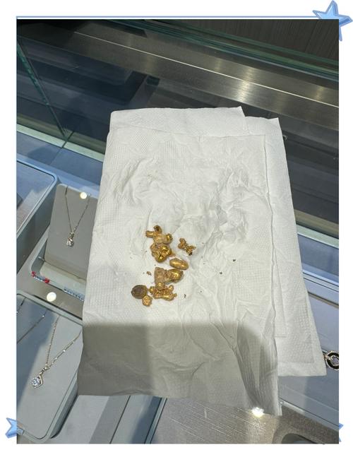 金手镯剪开流出液体,女子疑遇“注水黄金”