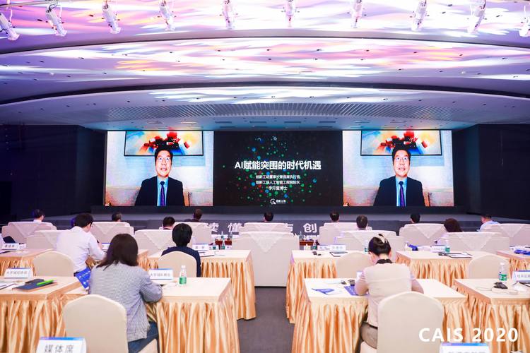 励讯集团张玉国谈AI时代:应该设立不能天天看手机,要找一两本书来看一看